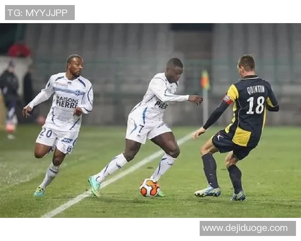 朗斯对索肖比赛因天气原因延迟进行球迷期待新赛程安排